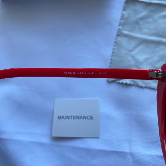 Red Heart Sunglasses - Picture 3 of 5